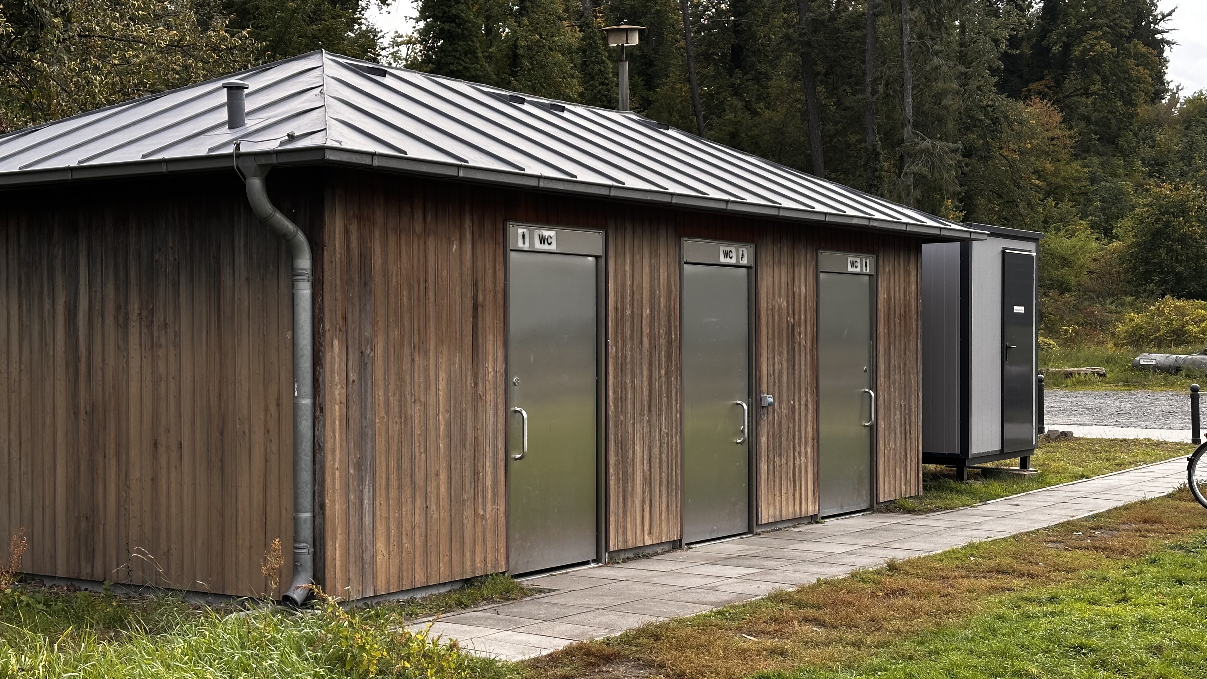 Praktische Informationen – Toiletten, Parkplätze und ÖPNV